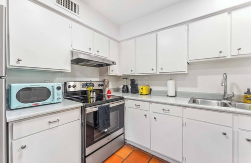 Windsor Park Apartment | Prime SoCo bright 2BR king suite w/pool, parking