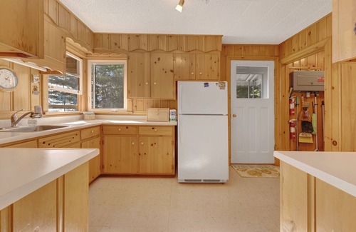 Killaloe Cottage | PRISTINE ROUND LAKE WITH EXPANSIVE LAKE VIEWS.