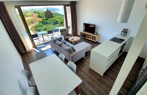 Ishem Apartment | PRIVÉ Seaview Duplex Apartment