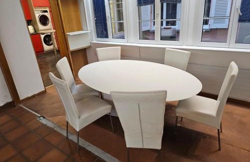 Old Town House | Privat Grosse Zimmer -Mars- mit gemeinsamer Küche und Bad in Altstadt Chur