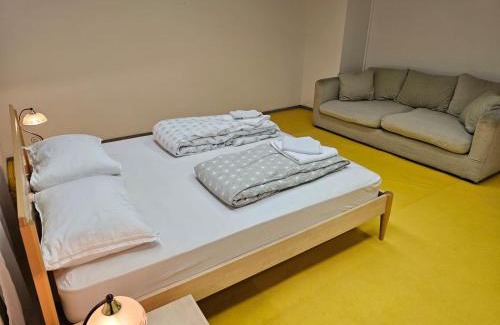 Old Town House | Privat Grosse Zimmer -Mars- mit gemeinsamer Küche und Bad in Altstadt Chur
