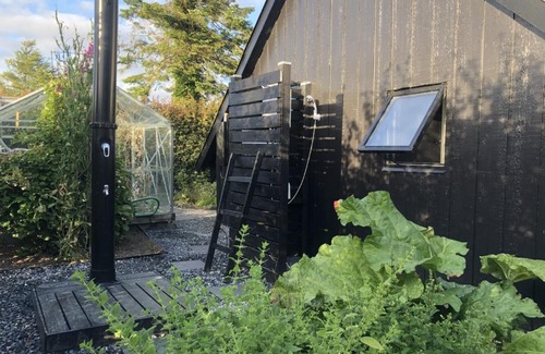 Randers Municipality House | Privat sommerhus + anneks på en stor grund lukket grund, med grill, bålplads mv