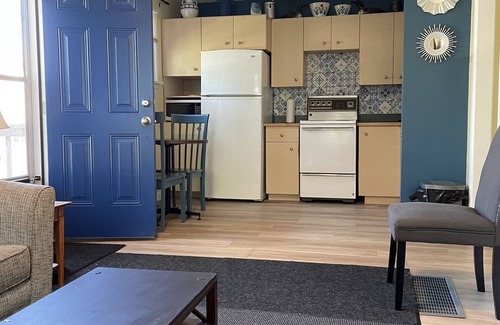 Thunder Bay House | Private 1 BDR Cottage on Scenic Riverside Sleeps 4. 10 Minutes From Airport.
