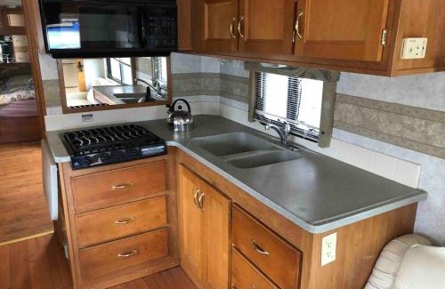 Linden House | Private 1-bedroom RV with full hookups and direct bus to NYC Manhattan only 2 blocks away