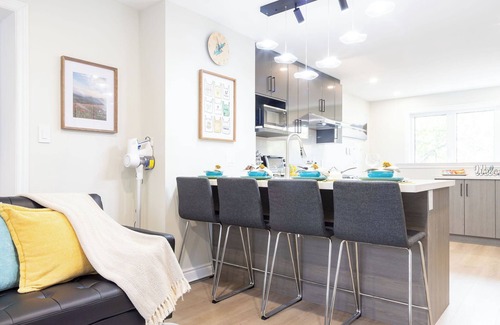Cooksville Apartment | Private 2-bed, 2-bath guest apt above garage. 20m to Pearson, 25m to Toronto, 1.5h to Niagara.