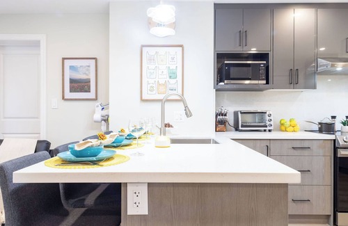 Cooksville Apartment | Private 2-bed, 2-bath guest apt above garage. 20m to Pearson, 25m to Toronto, 1.5h to Niagara.