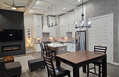 Spring Branch Central House | Private 3BR Luxury Home 2021 Built - Near Memorial - 2-Car Garage + Patio Grill