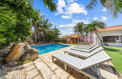 Santa Cruz House | Private 5br Pool Villa Modern Aruba Style