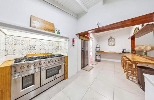 Santa Cruz House | Private 5br Pool Villa Modern Aruba Style
