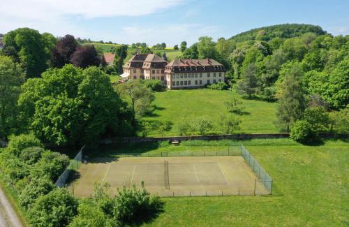 Zeitlofs Apartment | Private apartment in historic castle from 1608 with tenniscourt
