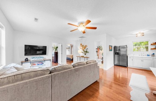West Ashley House | Private Backyard With Fire Pit, 15 Min to Downtown
