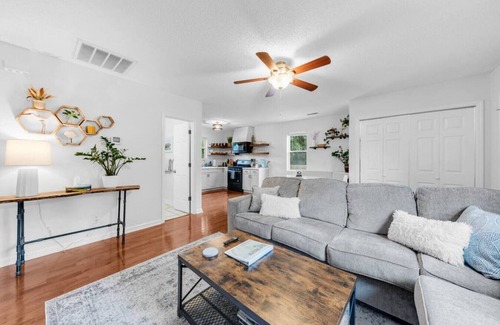 West Ashley House | Private Backyard With Fire Pit, 15 Min to Downtown