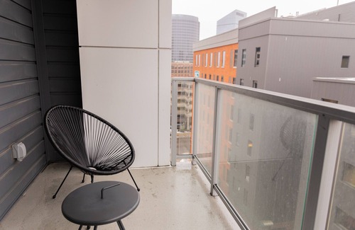 Heartside House | Private Balcony Abstract Apt Dwtn GR w/parking and King Bed