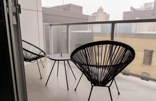 Heartside House | Private Balcony Abstract Apt Dwtn GR w/parking and King Bed