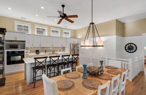 Rosemary Beach Cottage | PRIVATE BEACH/POOL ACCESS -Minutes to the beach- Charming-4 Bikes Included