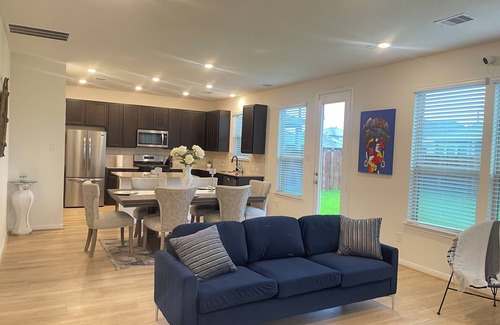 Iowa Colony House | Private bedroom 30 minutes from downtown Vee’s home away from home