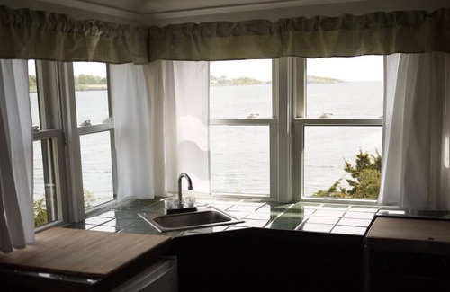 Newport Cabin | Private Cabin overlooking the ocean