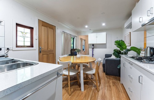 Castlemaine Apartment | Private Central Castlemaine Studio On Steam Train Line