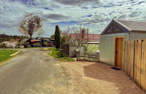 Castlemaine Apartment | Private Central Castlemaine Studio On Steam Train Line