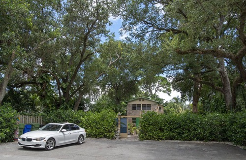 Riverside Park Apartment | PRIVATE, central apartment. Close to Las Olas and beach! 6 Miles to airport.