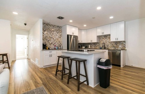 Berkley Apartment | Private Chic 2br | 10 min to Downtown| Fast Wifi