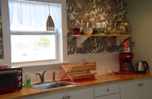 Lorena Cottage | Private Country Cottage 17 minutes from Baylor and the Silos