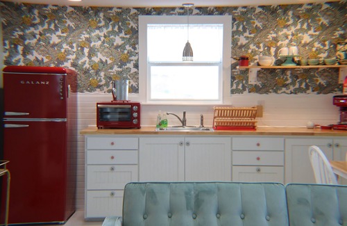 Lorena Cottage | Private Country Cottage 17 minutes from Baylor and the Silos