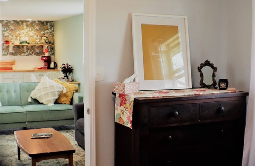 Lorena Cottage | Private Country Cottage 17 minutes from Baylor and the Silos