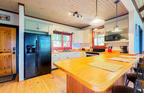 Bryson City Cabin | Private Couples Cabin w/Whirlpool Tub| Mountain Views | Close to Town