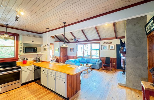 Bryson City Cabin | Private Couples Cabin w/Whirlpool Tub| Mountain Views | Close to Town