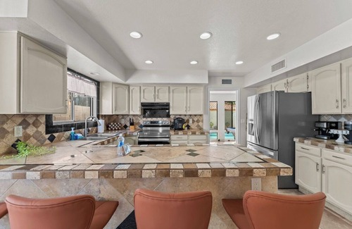 Glendale House | Private Desert Oasis – 5BR Retreat with Pool Near Stadium & Golf