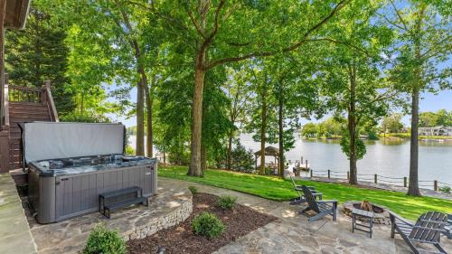 Mayhew House | Private Dock Hot Tub Game Room Firepit Sunset Shores Resort The Homestead