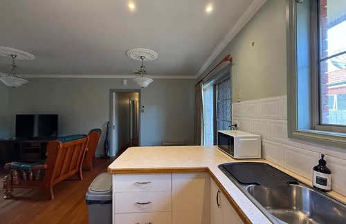Bentleigh Apartment | Private Ensuite Room| Walk-In Robe | 1min to Train