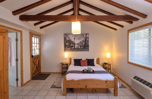 Okanagan-Similkameen House | Private guest house in vineyard at Four Shadows Winery.