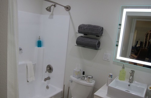 Northridge House | Private guest House 1BR 2BR=Gated 24/7 check-in =Hi Speed Wi-Fi=on sight parking