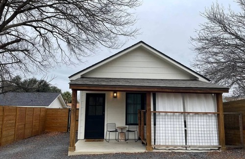 Fredericksburg Apartment | Private guesthouse, king bed, soaking tub in town!