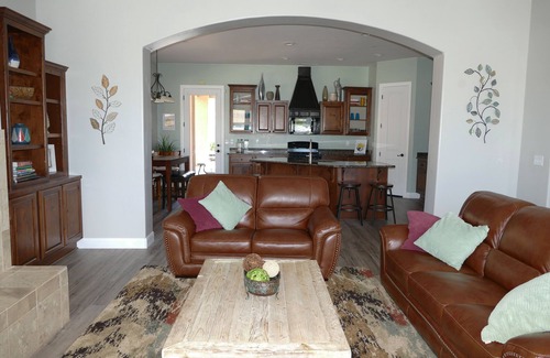 La Verkin House | Private Home & Fenced POOL 32'x16', sleeps 15, Jacuzzi, TV/Game rm, Play-Set