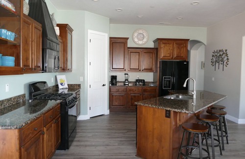 La Verkin House | Private Home & Fenced POOL 32'x16', sleeps 15, Jacuzzi, TV/Game rm, Play-Set