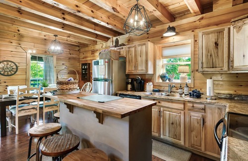 Gatlinburg - Pigeon Forge Cabin | Private Hot Tub, Outdoor Fireplace, High Speed Wifi, 9.7 miles to Dollywood