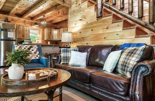 Gatlinburg - Pigeon Forge Cabin | Private Hot Tub, Outdoor Fireplace, High Speed Wifi, 9.7 miles to Dollywood