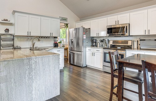 Prides Crossing Cottage | Private Hot Tub w/Projector: Modern Aurora Home