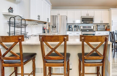 Prides Crossing Cottage | Private Hot Tub w/Projector: Modern Aurora Home