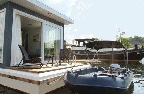 Heugum Boat Rental | Private island: enjoy the atmosphere on the water and historic Maastricht
