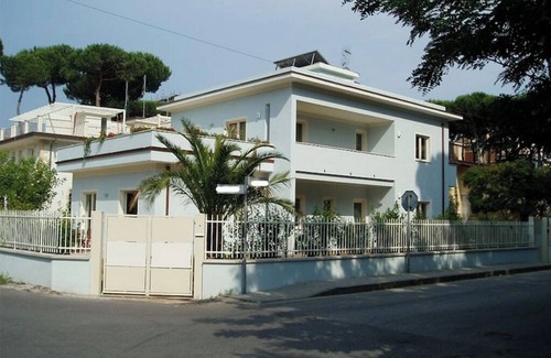 Lido di Camaiore Apartment | private garden, up to 6 pax, green area, a few steps from the sea