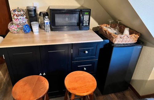 Gresham Bed & Breakfast | Private level of the house withnSPA near PDX and famous waterfalls and mountain!