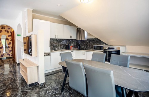 Balatonkeresztur House | Private Luxury Apartment - LuxViln- Private Pooln- Whole Housen- E-Car Charging