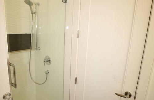 Richmond Apartment | Private Modern Suite 15min from YVR self check in