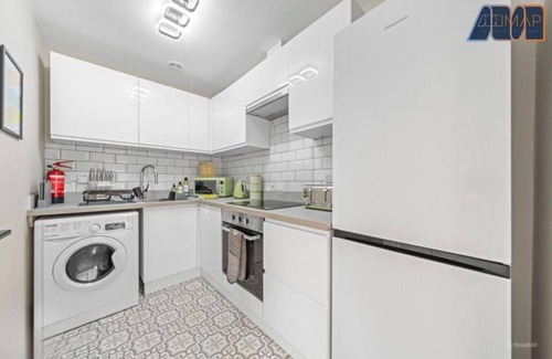 Paisley Apartment | Private Parking 2 Bed Sleeps 4 Near Airport