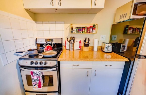 Lake Ridge Apartment | Private Patio & Gas Grill, Windows on All 4 Sides