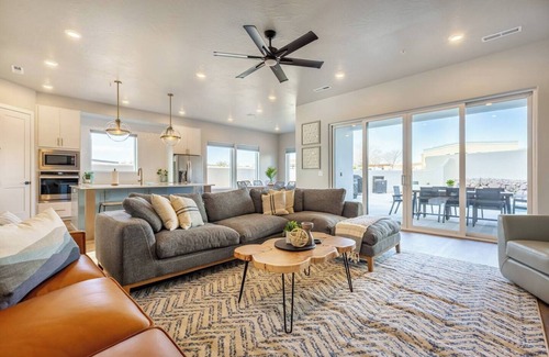 Washington House | Private Pool & Hot Tub - Rooftop Fire Pit - Near Zion
